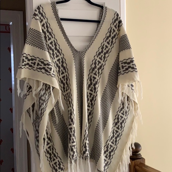 Izzy & Lola Cream & Gray Fringe Open Poncho M/L - Picture 5 of 8